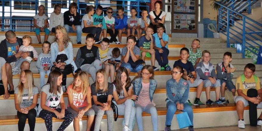 Učenici u sportskoj dvorani u Preku