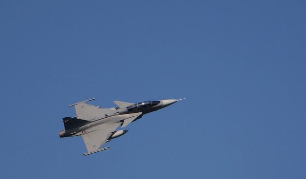 anas oko 11h u Zracnu luku Pleso sletjela su dva vojna zrakoplova Gripen svedskog ratnog zrakoplovstva.U cilju razmjene iskustava gripenom ce probni let napraviti pilot HRZ-a – Kristijan Jagodic.Gripenima je stigao i svedski pilot Robert Krznaric koji je