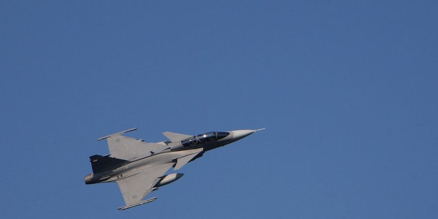 anas oko 11h u Zracnu luku Pleso sletjela su dva vojna zrakoplova Gripen svedskog ratnog zrakoplovstva.U cilju razmjene iskustava gripenom ce probni let napraviti pilot HRZ-a – Kristijan Jagodic.Gripenima je stigao i svedski pilot Robert Krznaric koji je anas oko 11h u Zracnu luku Pleso sletjela su dva vojna zrakoplova Gripen svedskog ratnog zrakoplovstva.U cilju razmjene iskustava gripenom ce probni let napraviti pilot HRZ-a – Kristijan Jagodic.Gripenima je stigao i svedski pilot Robert Krznaric koji je