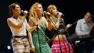 Split, 200810.
Koncert “Funk on the beach” u cast preminulog Dina Dvornika odrzan je na plazi Bacvice u organizaciji Deana Dvornika. Koncert je kasnio dva sata, dok je vise od 6 tisuca poklonika Dina Dvornika cekalo pocetak.
Foto: Duje Klaric / CROPIX Split, 200810.
Koncert “Funk on the beach” u cast preminulog Dina Dvornika odrzan je na plazi Bacvice u organizaciji Deana Dvornika. Koncert je kasnio dva sata, dok je vise od 6 tisuca poklonika Dina Dvornika cekalo pocetak.
Foto: Duje Klaric / CROPIX