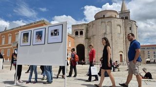 Povodom 20. godisnjice smrti kosarkaskog velikana Krese Cosica, uz humanitarnu prodaju proizvoda po simbolicnima cijenama na Forumu je organizirana izlozba njegovih fotografija, a najmladji su sudjelovali u kosarkaskom turniru. Ljerka Cosic s obitelji. Ph Povodom 20. godisnjice smrti kosarkaskog velikana Krese Cosica, uz humanitarnu prodaju proizvoda po simbolicnima cijenama na Forumu je organizirana izlozba njegovih fotografija, a najmladji su sudjelovali u kosarkaskom turniru. Ljerka Cosic s obitelji. Ph