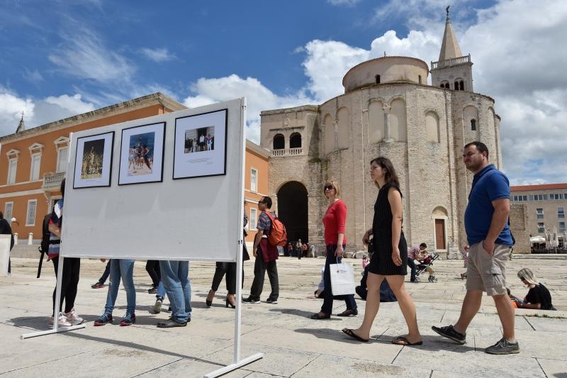 Povodom 20. godisnjice smrti kosarkaskog velikana Krese Cosica, uz humanitarnu prodaju proizvoda po simbolicnima cijenama na Forumu je organizirana izlozba njegovih fotografija, a najmladji su sudjelovali u kosarkaskom turniru. Ljerka Cosic s obitelji. Ph Povodom 20. godisnjice smrti kosarkaskog velikana Krese Cosica, uz humanitarnu prodaju proizvoda po simbolicnima cijenama na Forumu je organizirana izlozba njegovih fotografija, a najmladji su sudjelovali u kosarkaskom turniru. Ljerka Cosic s obitelji. Ph
