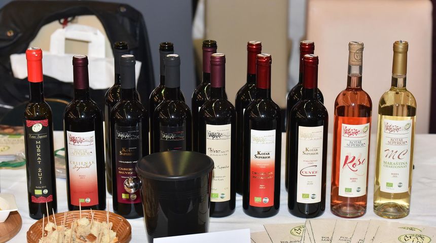 U Arsenalu je otvoren prvi festival vina u Zadru. Na festivalu sudjeluje 82 izlagaca s oko 450 vrsta vina U Arsenalu je otvoren prvi festival vina u Zadru. Na festivalu sudjeluje 82 izlagaca s oko 450 vrsta vina