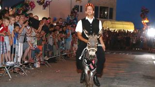 U Tribunju su održane 49. po redu magareće trke na kojima je sudjelovalo 12 jahača, a pobjedu je odnio Roko Popov na magarcu Renault 4. Photo: Duško Jaramaz/PIXSELL U Tribunju su održane 49. po redu magareće trke na kojima je sudjelovalo 12 jahača, a pobjedu je odnio Roko Popov na magarcu Renault 4. Photo: Duško Jaramaz/PIXSELL