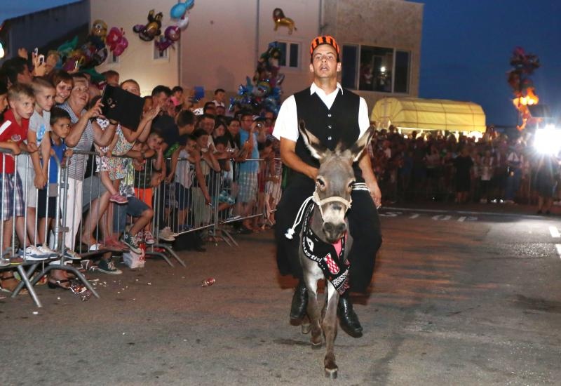 U Tribunju su održane 49. po redu magareće trke na kojima je sudjelovalo 12 jahača, a pobjedu je odnio Roko Popov na magarcu Renault 4. Photo: Duško Jaramaz/PIXSELL U Tribunju su održane 49. po redu magareće trke na kojima je sudjelovalo 12 jahača, a pobjedu je odnio Roko Popov na magarcu Renault 4. Photo: Duško Jaramaz/PIXSELL