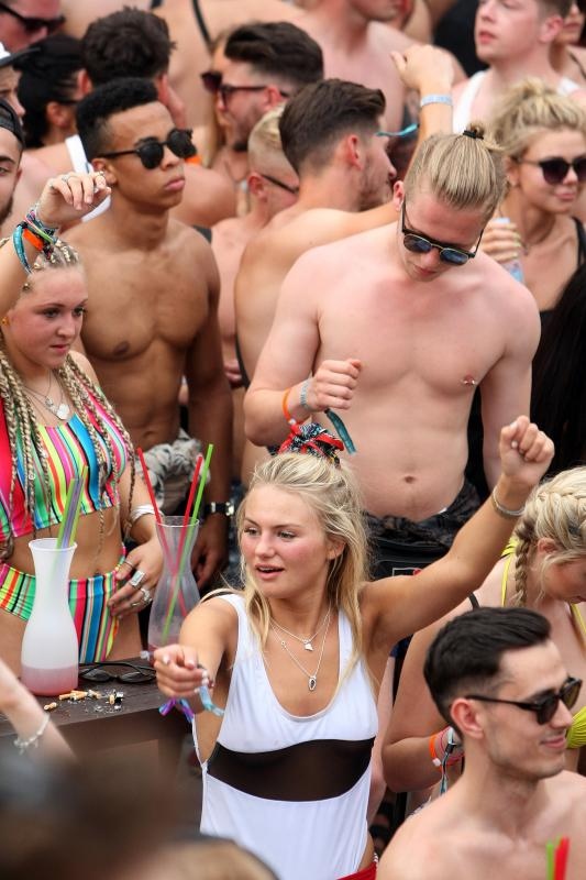 Zrće: Drugi dan Hideout festivala privukao je mnogobrojnu publiku na after beach party, Photo: Luka Stanzl/PIXSELL Zrće: Drugi dan Hideout festivala privukao je mnogobrojnu publiku na after beach party, Photo: Luka Stanzl/PIXSELL