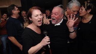 Zadar , 061209.
Poznati zadarski ugostitelj Erik Pavin u svom restoranu Niko svojim gostima priredio je malo iznenadjenje tako sto im je ponudio menu i cijene kao iz davne 1963. kad je njegov otac otvorio restoran. 
Na vecernjoj zabavi zapjevali su Zorica