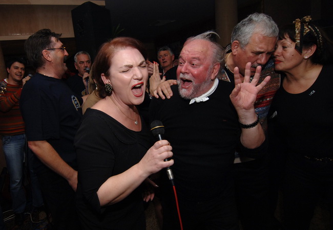 Zadar , 061209.
Poznati zadarski ugostitelj Erik Pavin u svom restoranu Niko svojim gostima priredio je malo iznenadjenje tako sto im je ponudio menu i cijene kao iz davne 1963. kad je njegov otac otvorio restoran. 
Na vecernjoj zabavi zapjevali su Zorica