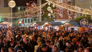Deset tisuća posjetitelja uživalo u otvorenju Adventa u Zadru- koncertu Ivana Zaka i vatrometu