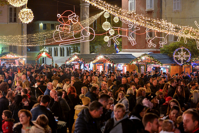 Deset tisuća posjetitelja uživalo u otvorenju Adventa u Zadru- koncertu Ivana Zaka i vatrometu