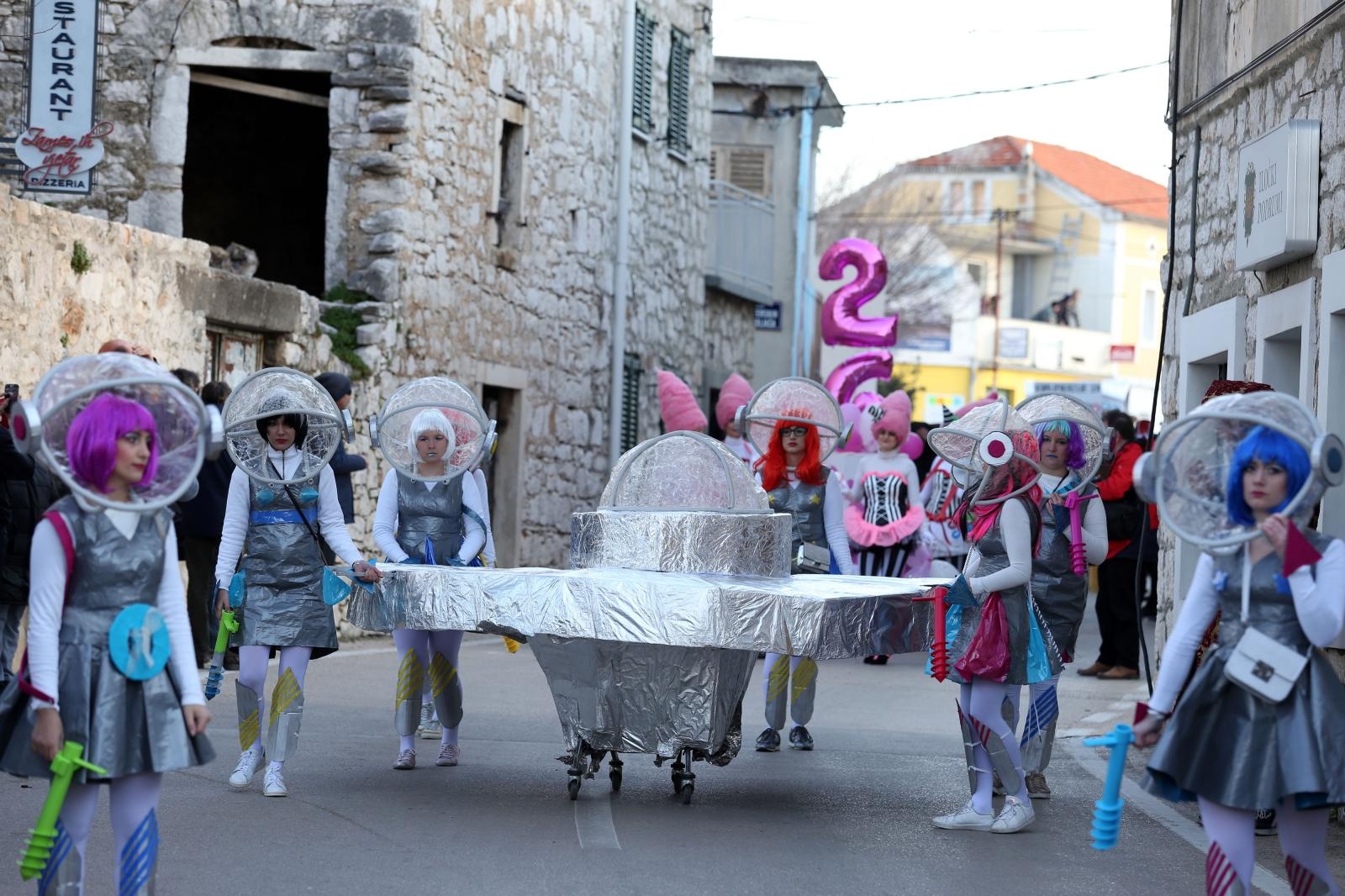 Murter: Maškarana povorka Velike Bake