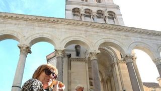 Performans na Peristilu: Doručak na travi. Photo: Miranda Cikotic/PIXSELL