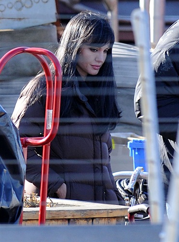 Angelina Jolie promijenila imidž i vratila se na posao ( Angelina Jolie promijenila imidž i vratila se na posao (