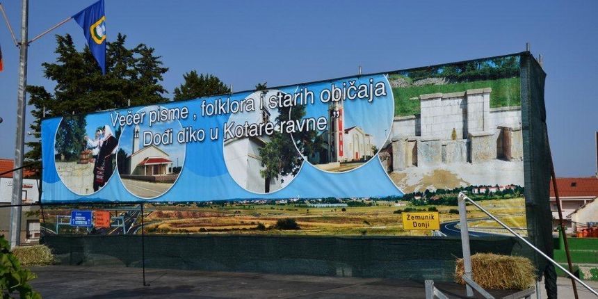 4. po redu večer pisme, folklora i starih običaja “Dođi diko u Kotare ravne – Zemunik 2012.”, foto: Željko Šarić 4. po redu večer pisme, folklora i starih običaja “Dođi diko u Kotare ravne – Zemunik 2012.”, foto: Željko Šarić