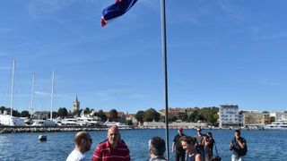 Zadar: Akcija mladih podigla hrvatsku zastavu u znak prosvjeda protiv uzurpacije mora i obale