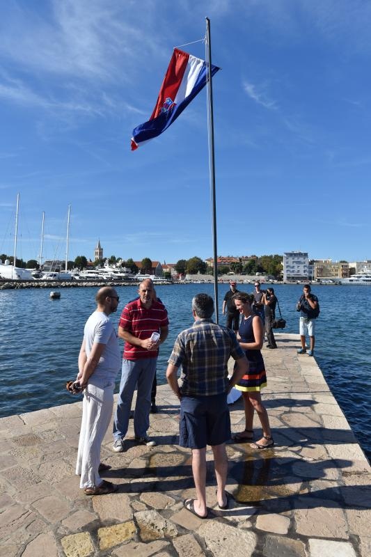 Zadar: Akcija mladih podigla hrvatsku zastavu u znak prosvjeda protiv uzurpacije mora i obale