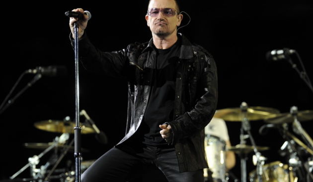 Zagreb, 090809.
Maksimirski stadion.
Koncert irske rock grupe U2 koja po prvi puta gostuje u Hrvatskoj na ovogodisnjoj turneji 360 tour.
Na slici: pjevac grupe Bono Vox, gitarist Edge, basist Adam Clayton i bubnjar Larry Mullen Jr.
Foto: Drago Sopta / CRO