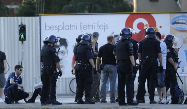 Zagreb, 250709.
Prva Hrvatska nogometna liga, 1.kolo Dinamo protiv Istre 1961.
Na slici: tucnjava BBB, policija sprijecila veci sukob navijaca.
Foto: Drago Sopta / CROPIX
