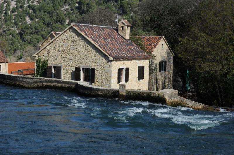 Obilaskom Nacionalnog parka Krka posjetitelji su obilježili 13. ožujka – Međunarodni dan rijeka. Photo: Hrvoje Jelavić/PIXSELL Obilaskom Nacionalnog parka Krka posjetitelji su obilježili 13. ožujka – Međunarodni dan rijeka. Photo: Hrvoje Jelavić/PIXSELL