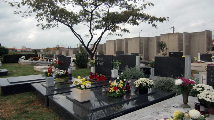 Usprkos jakom jugu gradsko groblje u Zadru danas je zasjalo toplim bojama cvijeca i svijeca kojima su gradjani ukrasili posljednja pocivalista svojih najdrazih, Foto: Mladen Malik Usprkos jakom jugu gradsko groblje u Zadru danas je zasjalo toplim bojama cvijeca i svijeca kojima su gradjani ukrasili posljednja pocivalista svojih najdrazih, Foto: Mladen Malik