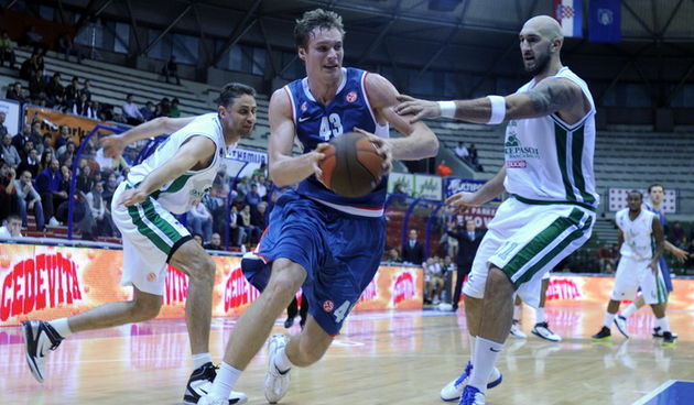 Zagreb, 081210. Dvorana Drazen Petrovic. Kosarkaska utakmica Eurolige 8.kolo izmedju Cibone i talijanskog Montepaschija. Na slici: Leon Radosevic u prodoru prema kosu. Foto: Drago Sopta / CROPIX