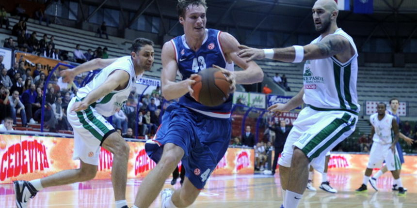 Zagreb, 081210. Dvorana Drazen Petrovic. Kosarkaska utakmica Eurolige 8.kolo izmedju Cibone i talijanskog Montepaschija. Na slici: Leon Radosevic u prodoru prema kosu. Foto: Drago Sopta / CROPIX Zagreb, 081210. Dvorana Drazen Petrovic. Kosarkaska utakmica Eurolige 8.kolo izmedju Cibone i talijanskog Montepaschija. Na slici: Leon Radosevic u prodoru prema kosu. Foto: Drago Sopta / CROPIX