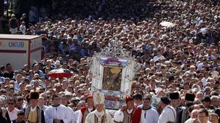 Slika Čudotvorne Gospe Sinjske u svečanoj procesiji ulicama Sinja, Foto: Tino Jurić/PIXSELL