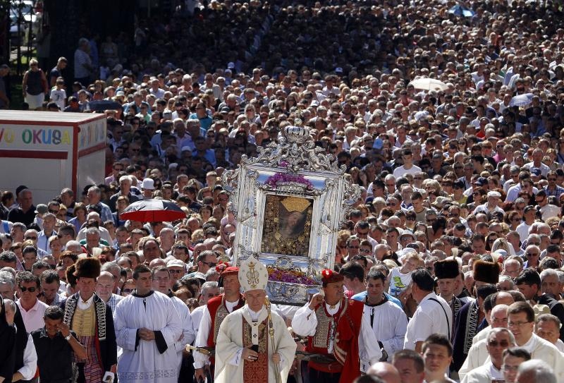 Slika Čudotvorne Gospe Sinjske u svečanoj procesiji ulicama Sinja, Foto: Tino Jurić/PIXSELL