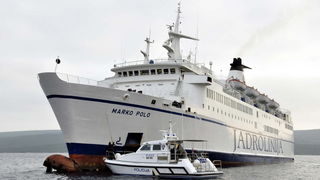 Otok Sit , Kornati , 201109 .
Nakon 26 dana od nasukavanja trajekta Marko Polo na otok Sit u Kornatima uz pomoc remorkera JPS – a i dizalice  je odsukan.
Foto: Niksa Stipanicev / CROPIX