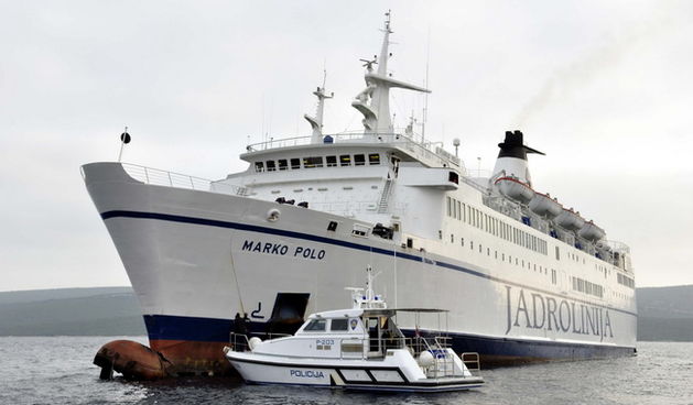 Otok Sit , Kornati , 201109 .
Nakon 26 dana od nasukavanja trajekta Marko Polo na otok Sit u Kornatima uz pomoc remorkera JPS – a i dizalice  je odsukan.
Foto: Niksa Stipanicev / CROPIX