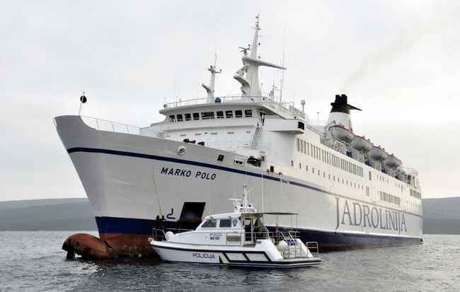 Otok Sit , Kornati , 201109 .
Nakon 26 dana od nasukavanja trajekta Marko Polo na otok Sit u Kornatima uz pomoc remorkera JPS – a i dizalice  je odsukan.
Foto: Niksa Stipanicev / CROPIX