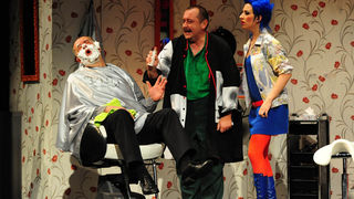 Zadar, 4.12.2012. snimio: Nenad Marčev
Zagrebačko gradsko kazalište Komedija
Paul Pörtner
Čisto ludilo
redateljica: Nina Kleflin
igraju: Vid Balog, Nina Kaić Madić,
Igor Mešin, Damir Lončar, Saša Buneta,
Jasna Palić Picukarić
Velika dv Zadar, 4.12.2012. snimio: Nenad Marčev
Zagrebačko gradsko kazalište Komedija
Paul Pörtner
Čisto ludilo
redateljica: Nina Kleflin
igraju: Vid Balog, Nina Kaić Madić,
Igor Mešin, Damir Lončar, Saša Buneta,
Jasna Palić Picukarić
Velika dv