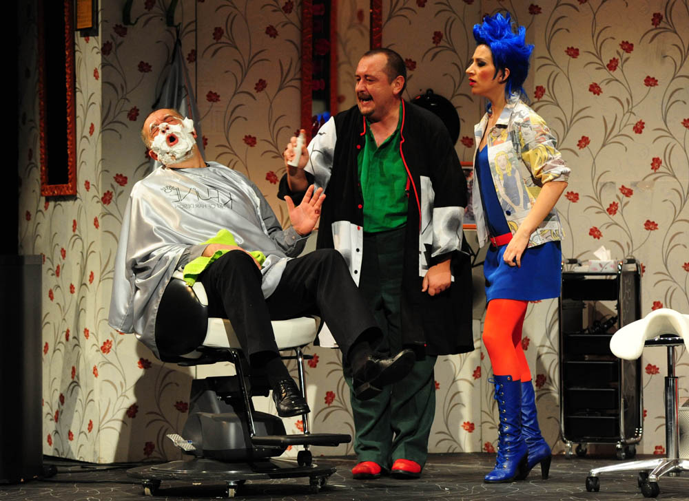 Zadar, 4.12.2012. snimio: Nenad Marčev
Zagrebačko gradsko kazalište Komedija
Paul Pörtner
Čisto ludilo
redateljica: Nina Kleflin
igraju: Vid Balog, Nina Kaić Madić,
Igor Mešin, Damir Lončar, Saša Buneta,
Jasna Palić Picukarić
Velika dv Zadar, 4.12.2012. snimio: Nenad Marčev
Zagrebačko gradsko kazalište Komedija
Paul Pörtner
Čisto ludilo
redateljica: Nina Kleflin
igraju: Vid Balog, Nina Kaić Madić,
Igor Mešin, Damir Lončar, Saša Buneta,
Jasna Palić Picukarić
Velika dv