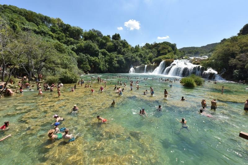 Vrelo ljeto u Nacionalnom parku Krka, hlađenje u Skradinskom buku. Photo: Hrvoje Jelavić/PIXSELL Vrelo ljeto u Nacionalnom parku Krka, hlađenje u Skradinskom buku. Photo: Hrvoje Jelavić/PIXSELL