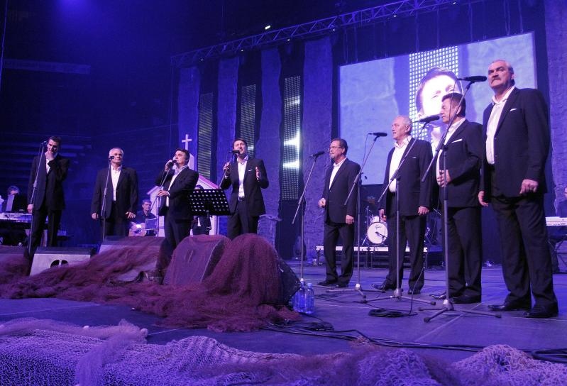 Tomislav Bralić i klape Intrade sinoć su održali koncert u prepunoj Spaladium areni u Splitu, foto: Tino Jurić/ PIXSELL Tomislav Bralić i klape Intrade sinoć su održali koncert u prepunoj Spaladium areni u Splitu, foto: Tino Jurić/ PIXSELL