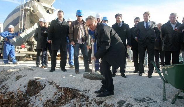 U ulici Ive Masine (Mjesni odbor Crvene kuce) gradonacelnik Bozidar Kalmeta sa suradnicima polozio je kamen temeljac. Time je svecano obiljezeni pocetak gradnje socijalnih stanova po modelu programa POS. Photo: Dino Stanin/PIXSELL