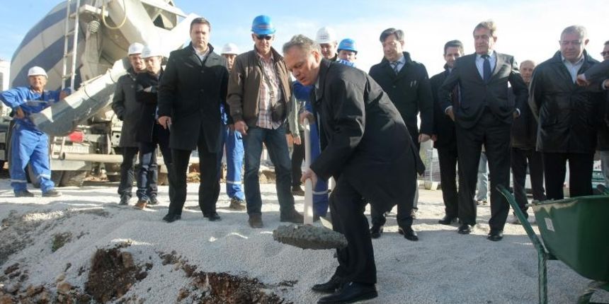 U ulici Ive Masine (Mjesni odbor Crvene kuce) gradonacelnik Bozidar Kalmeta sa suradnicima polozio je kamen temeljac. Time je svecano obiljezeni pocetak gradnje socijalnih stanova po modelu programa POS. Photo: Dino Stanin/PIXSELL U ulici Ive Masine (Mjesni odbor Crvene kuce) gradonacelnik Bozidar Kalmeta sa suradnicima polozio je kamen temeljac. Time je svecano obiljezeni pocetak gradnje socijalnih stanova po modelu programa POS. Photo: Dino Stanin/PIXSELL
