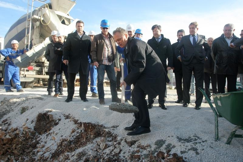 U ulici Ive Masine (Mjesni odbor Crvene kuce) gradonacelnik Bozidar Kalmeta sa suradnicima polozio je kamen temeljac. Time je svecano obiljezeni pocetak gradnje socijalnih stanova po modelu programa POS. Photo: Dino Stanin/PIXSELL