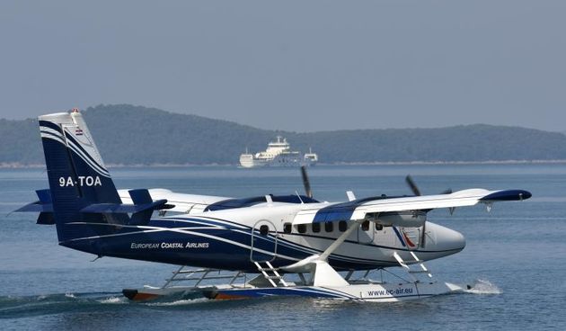 Zadar – Nakon 101 godinu opet je poletio hidroavion iz zadarske luke. Na promotivnom letu European Coastal Airlines iz Tankerkomercove marine u gradu, vlasniku tvrtke i pokretacu projekta hidroavinskih jadranskih veza Klausu Dieteru Martinu pridruzio se i
