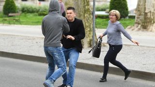 Incident nakon izricanja presude Komšiću: Stric ubijene Kristine nasrnuo na prolaznika Incident nakon izricanja presude Komšiću: Stric ubijene Kristine nasrnuo na prolaznika