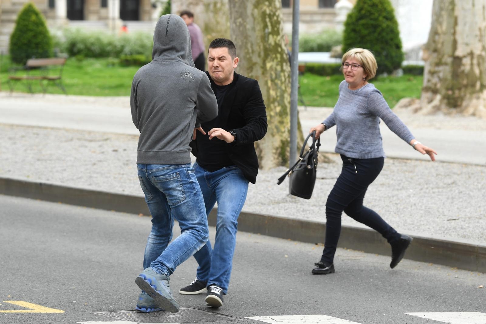 Incident nakon izricanja presude Komšiću: Stric ubijene Kristine nasrnuo na prolaznika Incident nakon izricanja presude Komšiću: Stric ubijene Kristine nasrnuo na prolaznika