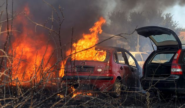 Veliki požar kod Smokovića zahvatio i parkirane automobile