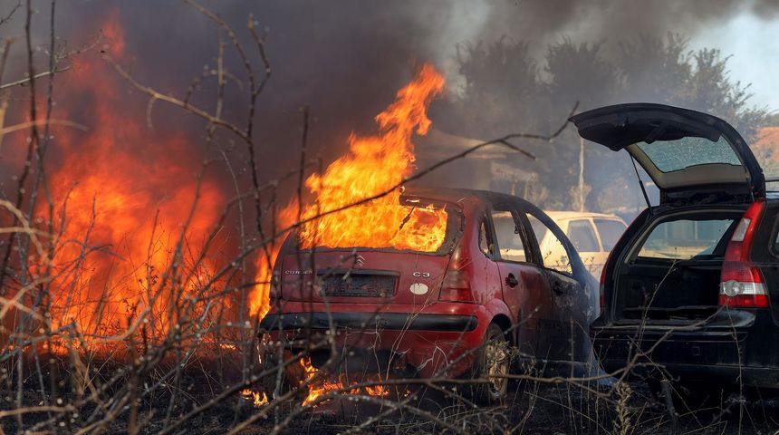 Veliki požar kod Smokovića zahvatio i parkirane automobile Veliki požar kod Smokovića zahvatio i parkirane automobile