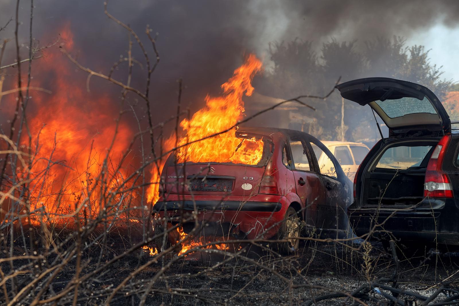 Veliki požar kod Smokovića zahvatio i parkirane automobile