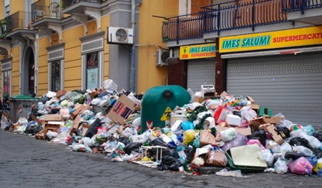 Smeće na ulicama Napulja (Foto: serenutu.com)