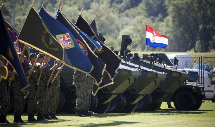 Knin, 050811.
Podizanjem zastave na Kninskoj tvrdjavi i postrojavanjem vojnih snaga na nogometnom igralistu obiljezena je 16. obljetnica VRO Oluja, Dan pobjede i domovinske zahvalnosti i Dan hrvatskih branitelja.
Foto: Ante Cizmic / CROPIX Knin, 050811.
Podizanjem zastave na Kninskoj tvrdjavi i postrojavanjem vojnih snaga na nogometnom igralistu obiljezena je 16. obljetnica VRO Oluja, Dan pobjede i domovinske zahvalnosti i Dan hrvatskih branitelja.
Foto: Ante Cizmic / CROPIX