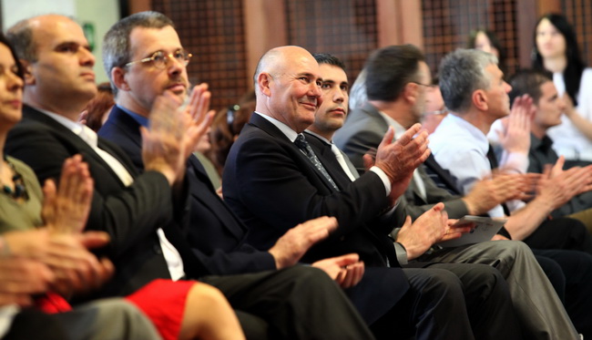 Zadar, 060510.
U klubu Arsenal obiljezena je 10.godisnjica rada obrazovnog portala srednjih skola Zadarske zupanije “RivaOn”.
Na fotografiji : ravnatelj Medicinske skole Davor Vidakovic (u sredini).
Foto: Vladimir Ivanov / CROPIX