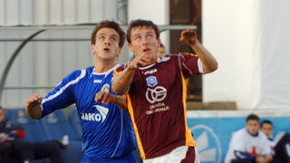 Zadar, 071109.
Nogomet, T- Com 1. HNL susret 14. kola Zadar – Varteks.
Na fotografiji: igrac Zadra Ivan Santini u borbi za loptu. 
Foto: Andrija Lucic / CROPIX