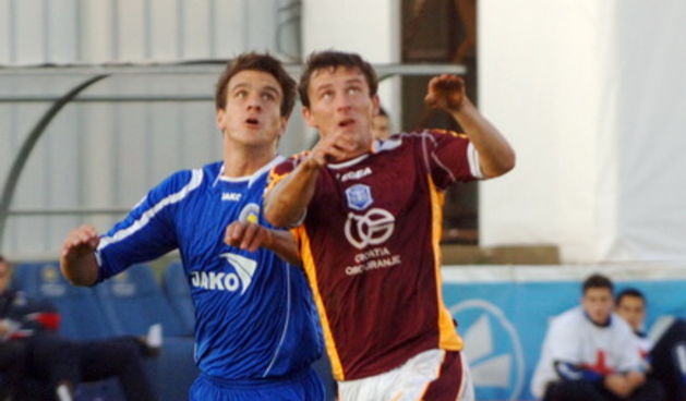 Zadar, 071109.
Nogomet, T- Com 1. HNL susret 14. kola Zadar – Varteks.
Na fotografiji: igrac Zadra Ivan Santini u borbi za loptu. 
Foto: Andrija Lucic / CROPIX