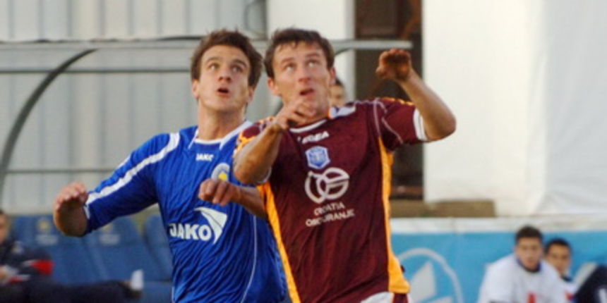 Zadar, 071109.
Nogomet, T- Com 1. HNL susret 14. kola Zadar – Varteks.
Na fotografiji: igrac Zadra Ivan Santini u borbi za loptu. 
Foto: Andrija Lucic / CROPIX